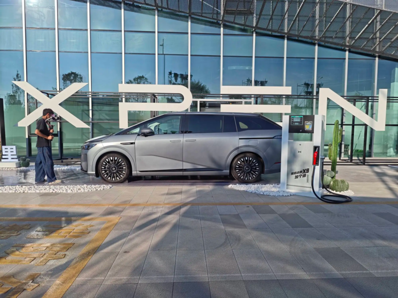 Внедорожник Xpeng X9 повышенной проходимости, представленный на автосалоне в Гуанчжоу в канун 2025 года, стоит от 3,5 млн рублей