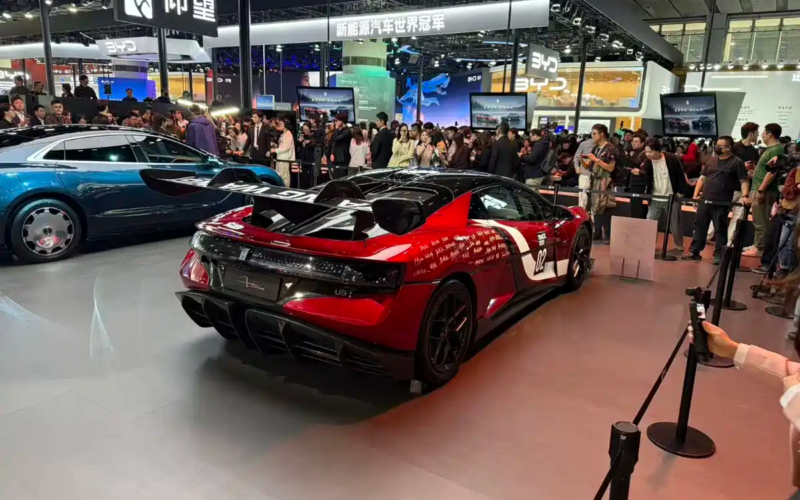 Компания BYD представила 3000-сильного электрического монстра Yangwang U9 Xtreme на автосалоне в Гуанджоу 2025