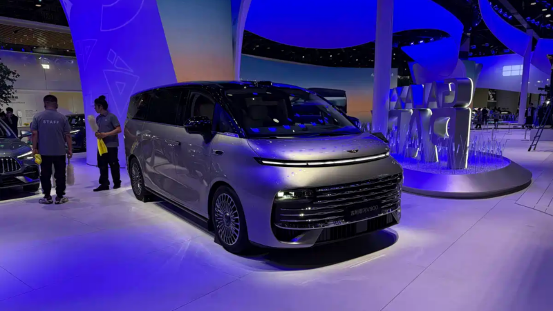 Благодаря таким размерам модель позиционируется как крупногабаритный MPV.