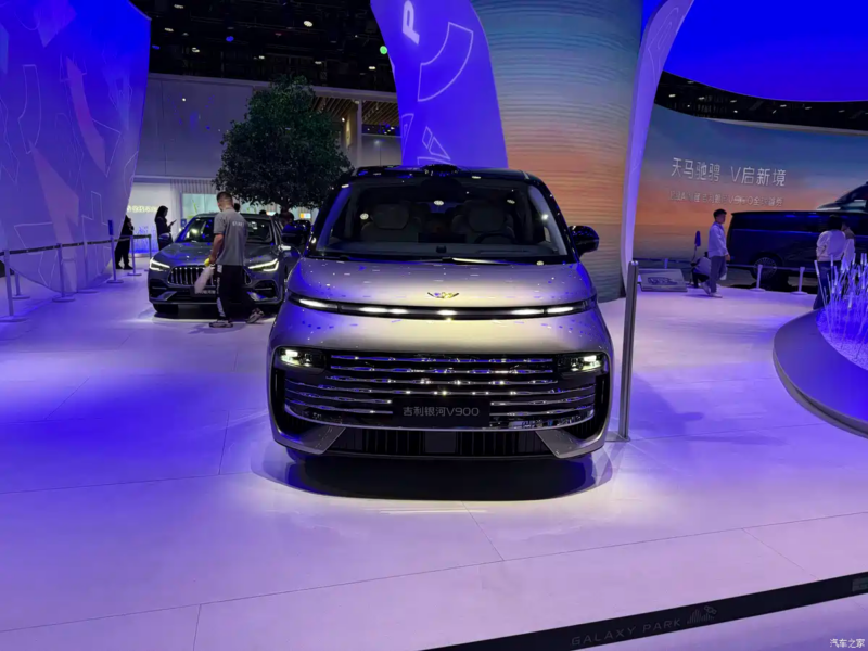 Дизайн Dream Shanhe основан на дизайне модели Dream. Цвет &laquo;Лунное пурпурное облако&raquo; гармонично сочетается с плавающей эмблемой и 20-дюймовыми колёсными дисками &laquo;Star Swirl&raquo;.