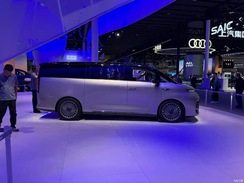 Дизайн Dream Shanhe основан на дизайне модели Dream. Цвет &laquo;Лунное пурпурное облако&raquo; гармонично сочетается с плавающей эмблемой и 20-дюймовыми колёсными дисками &laquo;Star Swirl&raquo;.