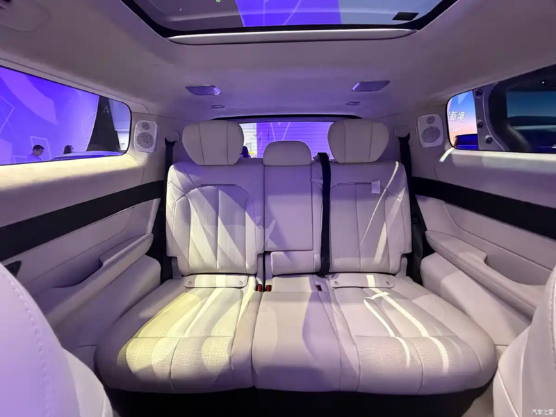 Компания Dongfeng Voyah официально представила свой флагманский четырёхместный внедорожник-MPV Dream Shanhe на автосалоне в Гуанчжоу в 2025 году