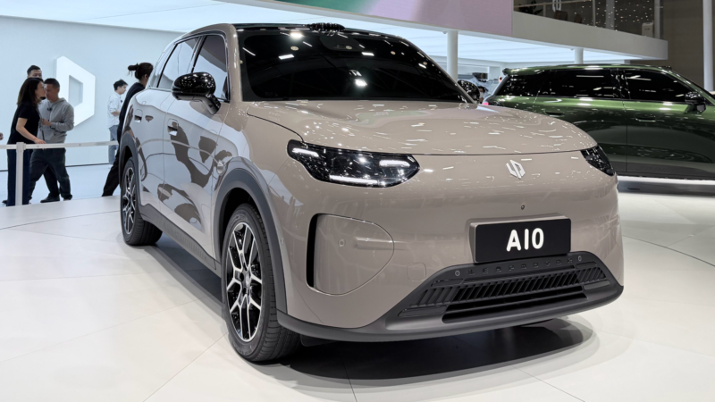 Небольшой электрический кроссовер Leapmotor A10 стал доступен для бронирования в Китае