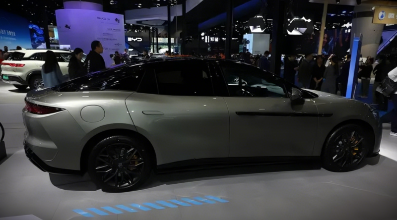 Запас хода электромобиля 2026 BYD Han L составляет 701 км, разгон до 100 км/ч - 2,7 секунды, цена от 2,16 млн рублей