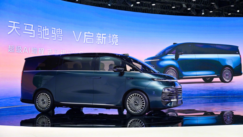 Минивэн Geely Galaxy V900 попал в Книгу рекордов Гиннесса, поскольку в нем поместились 42 человека