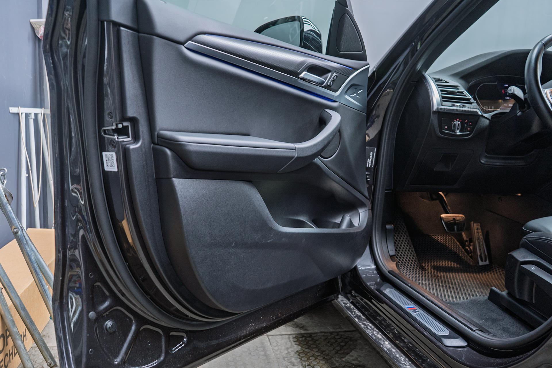 Монтаж электронных доводчиков в двери BMW X4 G02 2022 110703 Монтаж электронных доводчиков в двери BMW X4 G02 2022