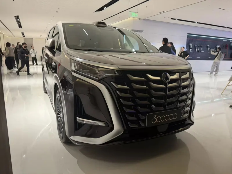 D9 был представлен широкой публике в августе 2022 года. Автомобиль предлагается как в гибридном исполнении (DM?i), так и с питанием от аккумулятора.