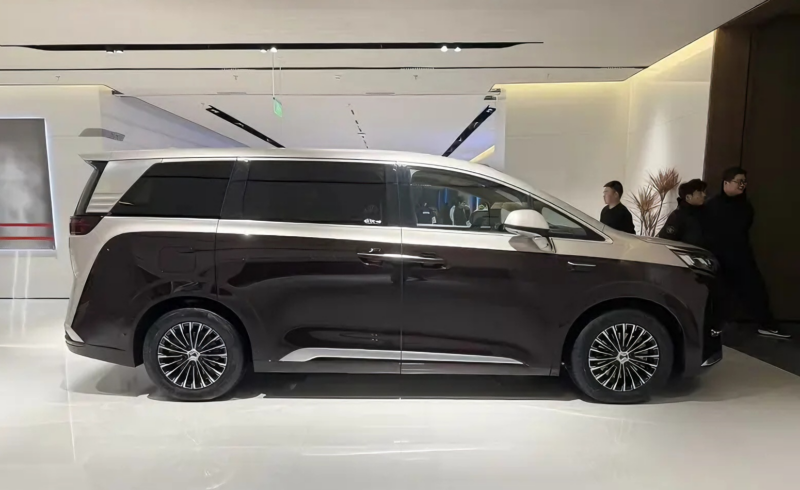 Denza D9 от BYD разошелся тиражом в 300 000 экземпляров, это самый продаваемый в мире внедорожник NEV MPV, который отправляется в Европу