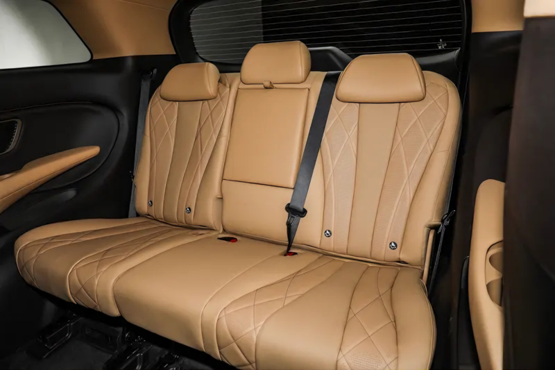 На недавней выставке Denza Night в Пекине компания BYD's Denza официально представила свой 300 000-й автомобиль D9