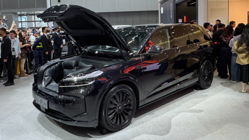 На внутреннем рынке покупатели могут приобрести L90 Black Knight Edition без батарейного блока за 220 800 юаней (примерно 2,43 млн рублей). Рекомендованная розничная цена модели составляет 306 800 юаней (примерно 3,37 млн рублей). Это на 7000 юаней (