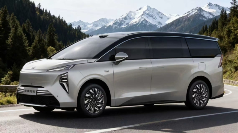 Экстерьер отличается закрытой решёткой радиатора на передней панели и узкими светодиодными фарами.