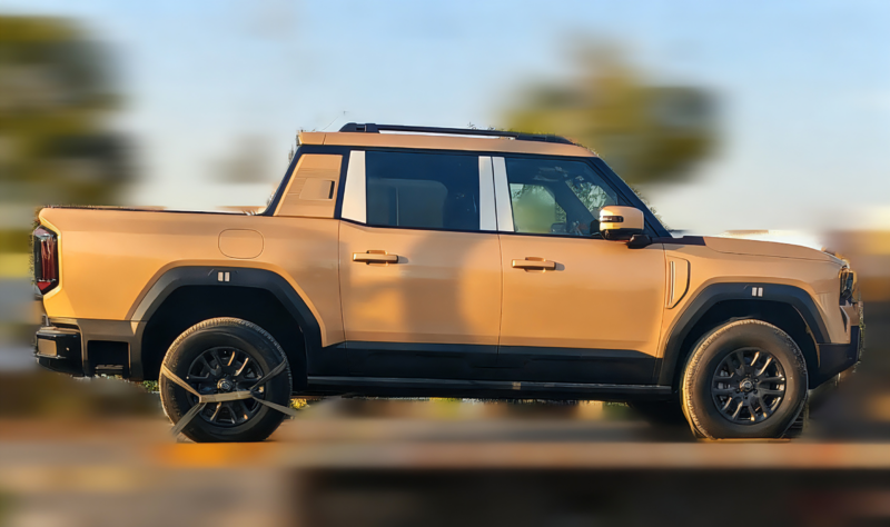 Внешний вид G700 полностью повторяет его предшественника: прямоугольные светодиодные дневные ходовые огни и выступающая решётка радиатора, на которой, вероятно, изображён логотип Jetour.