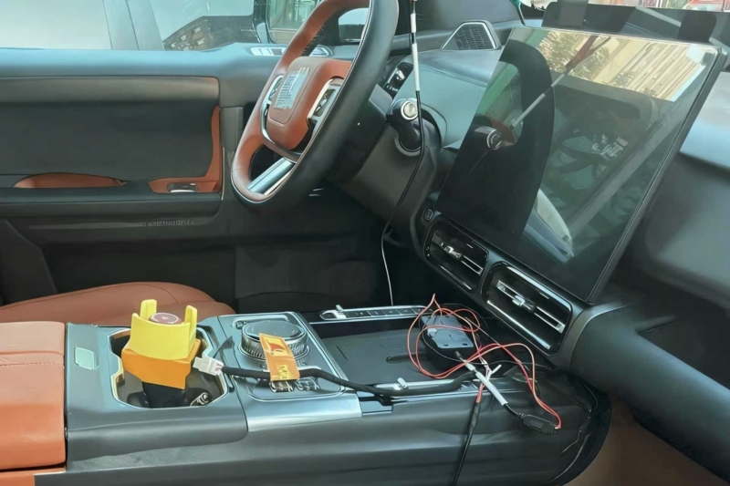 F700 позиционируется как надёжный аналог внедорожника Zongheng G700. Он сохраняет фирменный стиль дизайна Jetour и, как сообщается, оснащён подключаемой гибридной системой. Однако точные технические характеристики пока не подтверждены.