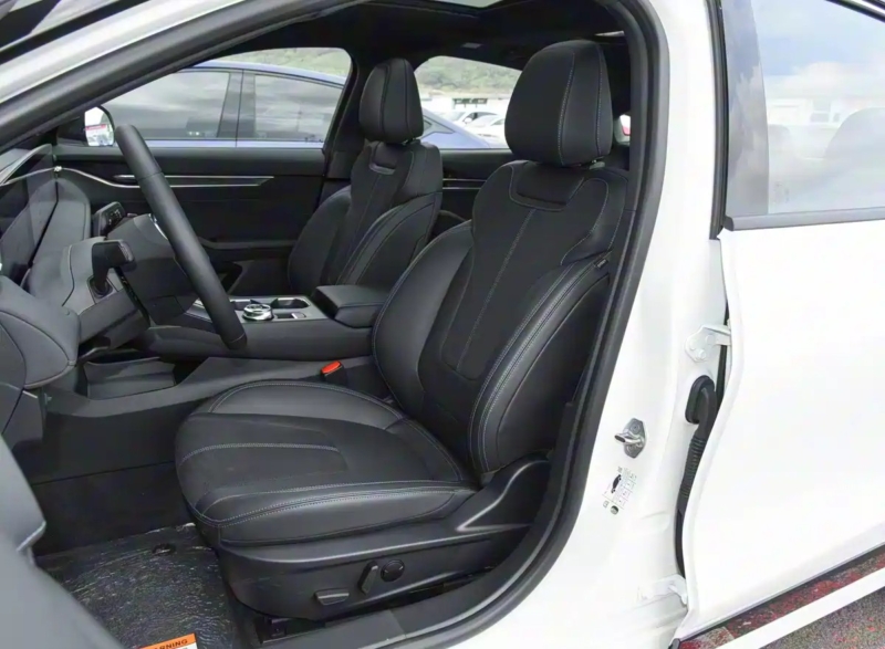 Интерьер отличается продуманной планировкой. В центре &mdash; 27-дюймовый 4K-дисплей шириной 1,1 метра, расположенный на приборной панели. Все модели оснащены чипом Qualcomm 8155 и новейшей интеллектуальной системой SYNC+, которая интегрирует навигацию Gao