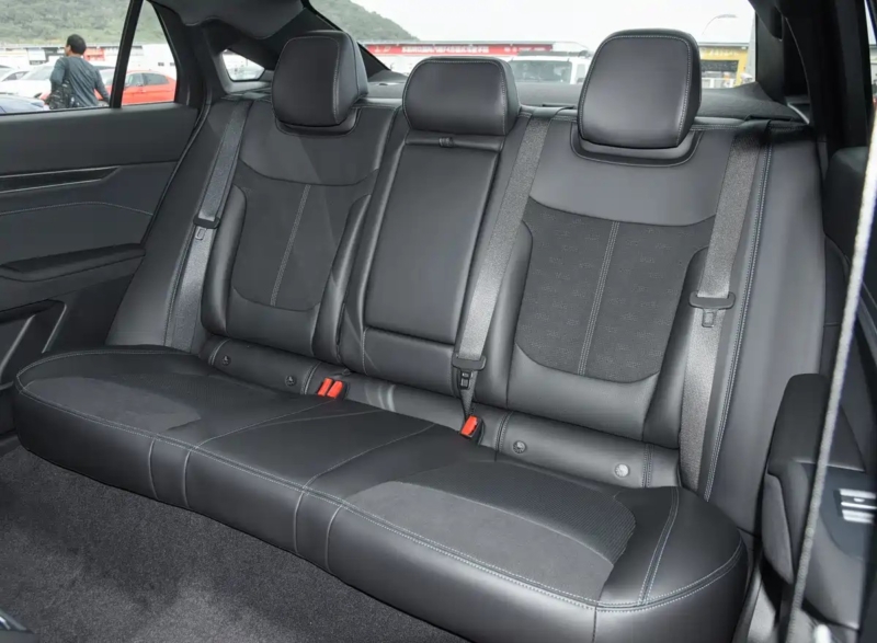 Интерьер отличается продуманной планировкой. В центре &mdash; 27-дюймовый 4K-дисплей шириной 1,1 метра, расположенный на приборной панели. Все модели оснащены чипом Qualcomm 8155 и новейшей интеллектуальной системой SYNC+, которая интегрирует навигацию Gao