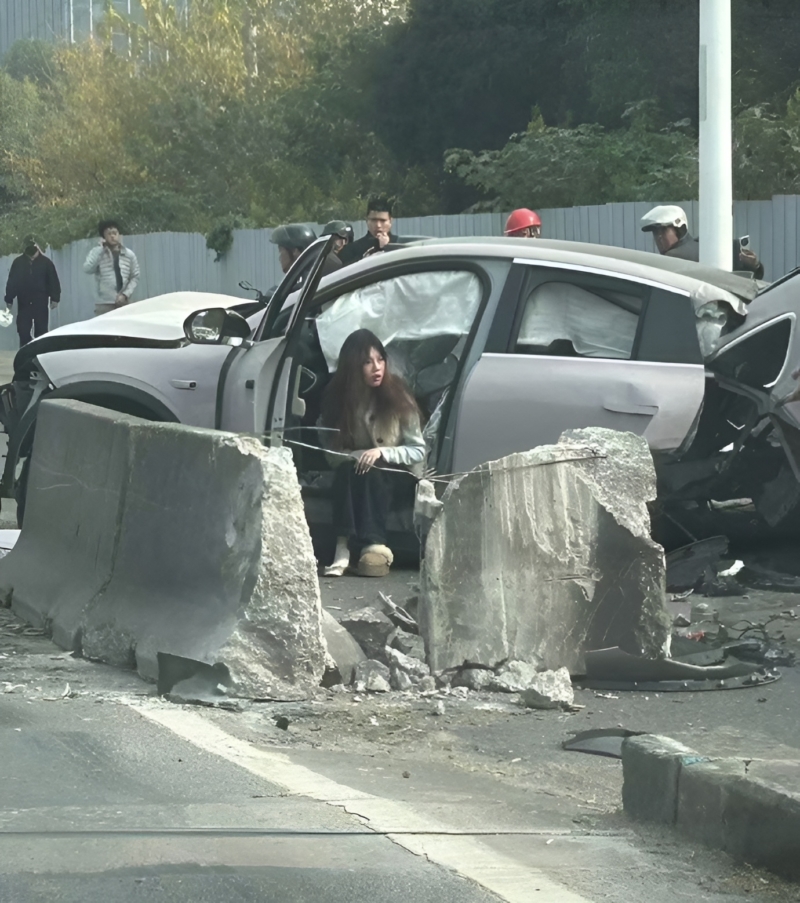 Nio EC6 развалился на части в результате аварии в Шанхае, аккумулятор уцелел, а пассажиры остались невредимыми