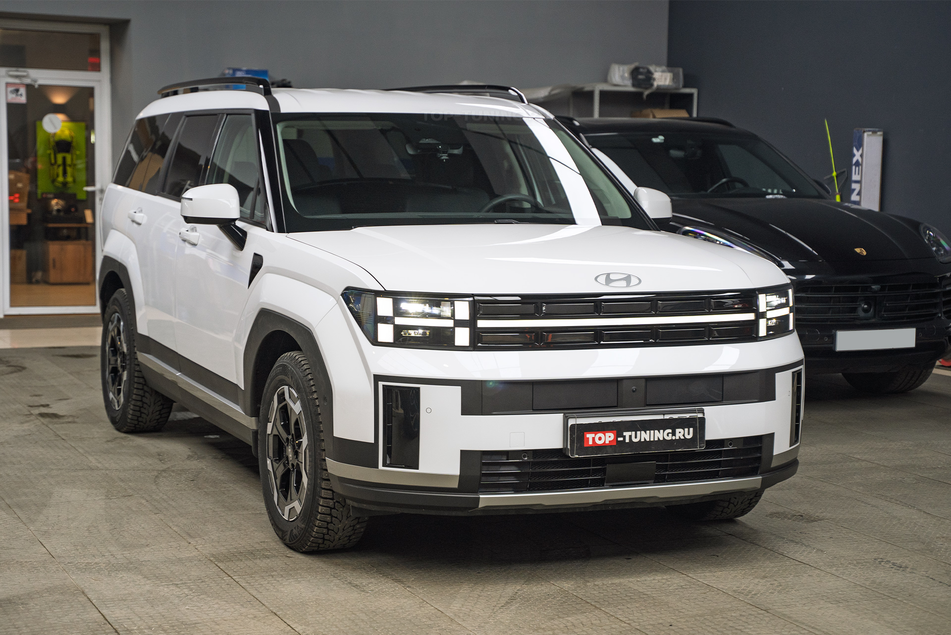 Оклейка зоны риска нового Hyundai Santa Fe 2023+ против сколов и царапин на ЛКП