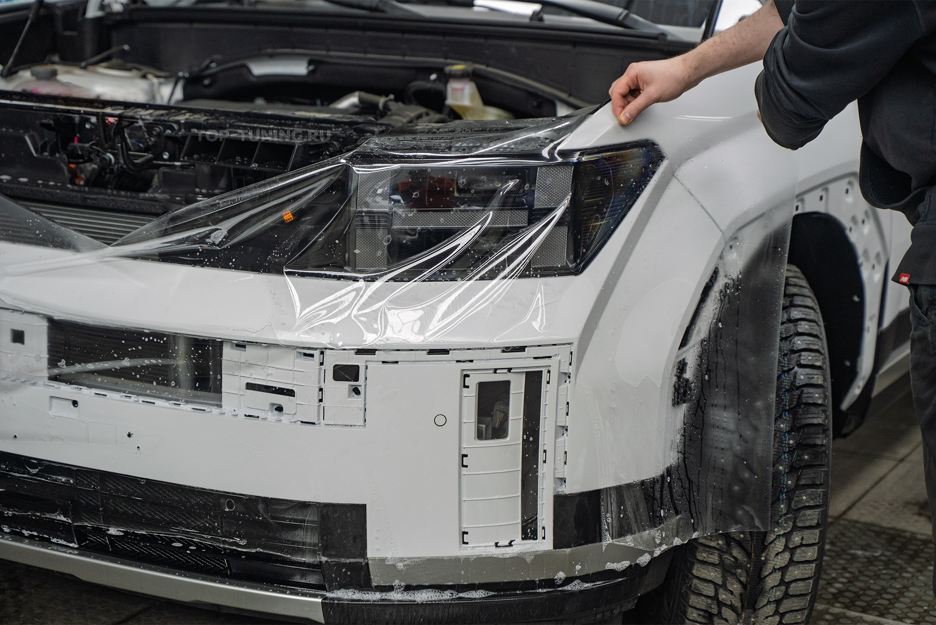 110725 Оклейка зоны риска нового Hyundai Santa Fe 2023+ против сколов и царапин на ЛКП