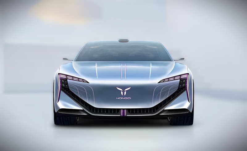 Официальные изображения показывают, что E702 сохраняет фирменный стиль Hongqi в дизайне. Передняя панель украшена новым логотипом бренда New Energy, стилизованными светодиодными фарами в форме серпов, соединёнными с V-образной нижней решёткой радиато