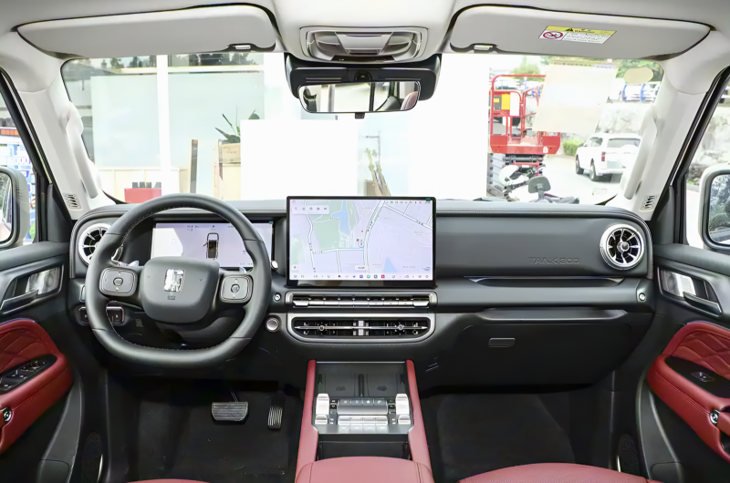 Главное нововведение &mdash; трёхэлектрическая система. Трансмиссия PHEV сочетает в себе 2,0-литровый бензиновый двигатель с турбонаддувом и передний электромотор. Мощность двигателя составляет 252 л. с. и крутящий момент 380 Нм.