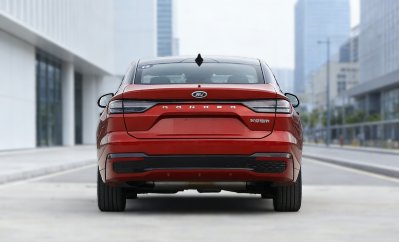 В целом силуэт модели 2025 года сохранён, но некоторые элементы дизайна обновлены. На передней панели появилась восьмиугольная решётка радиатора с хромированным матричным рисунком. Прежняя компоновка разделённых фар заменена интегрированными фарами с