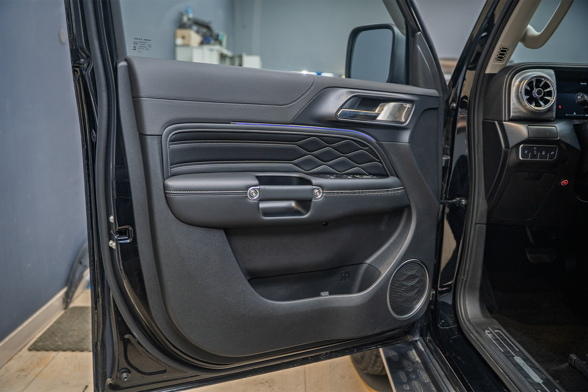 110745 Профессиональная химчистка салона Tank 300 2021+