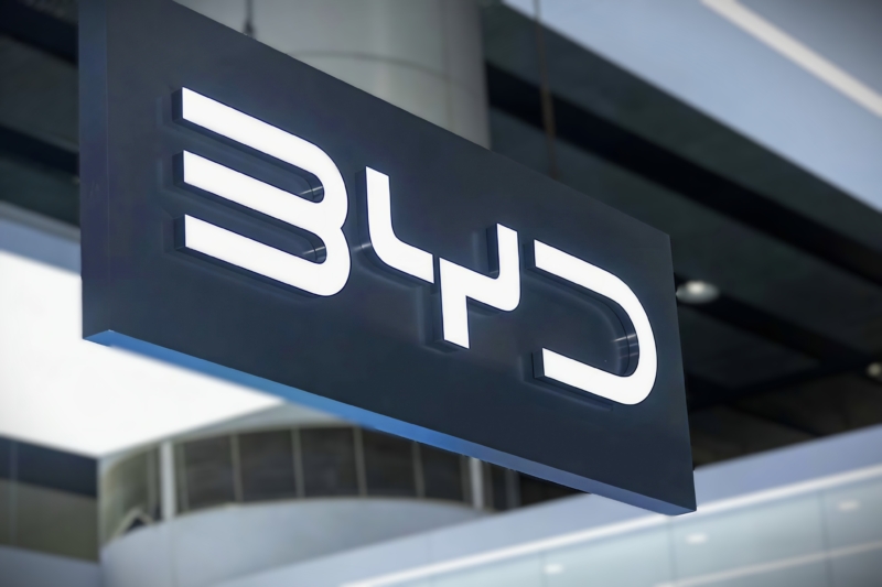 BYD сообщает о снижении продаж на 5,25% в ноябре, президент отвечает новыми технологическими планами