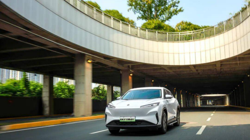 Компания Dongfeng выпускает первый в мире серийный пассажирский автомобиль с собственной китайской спутниковой навигационной системой