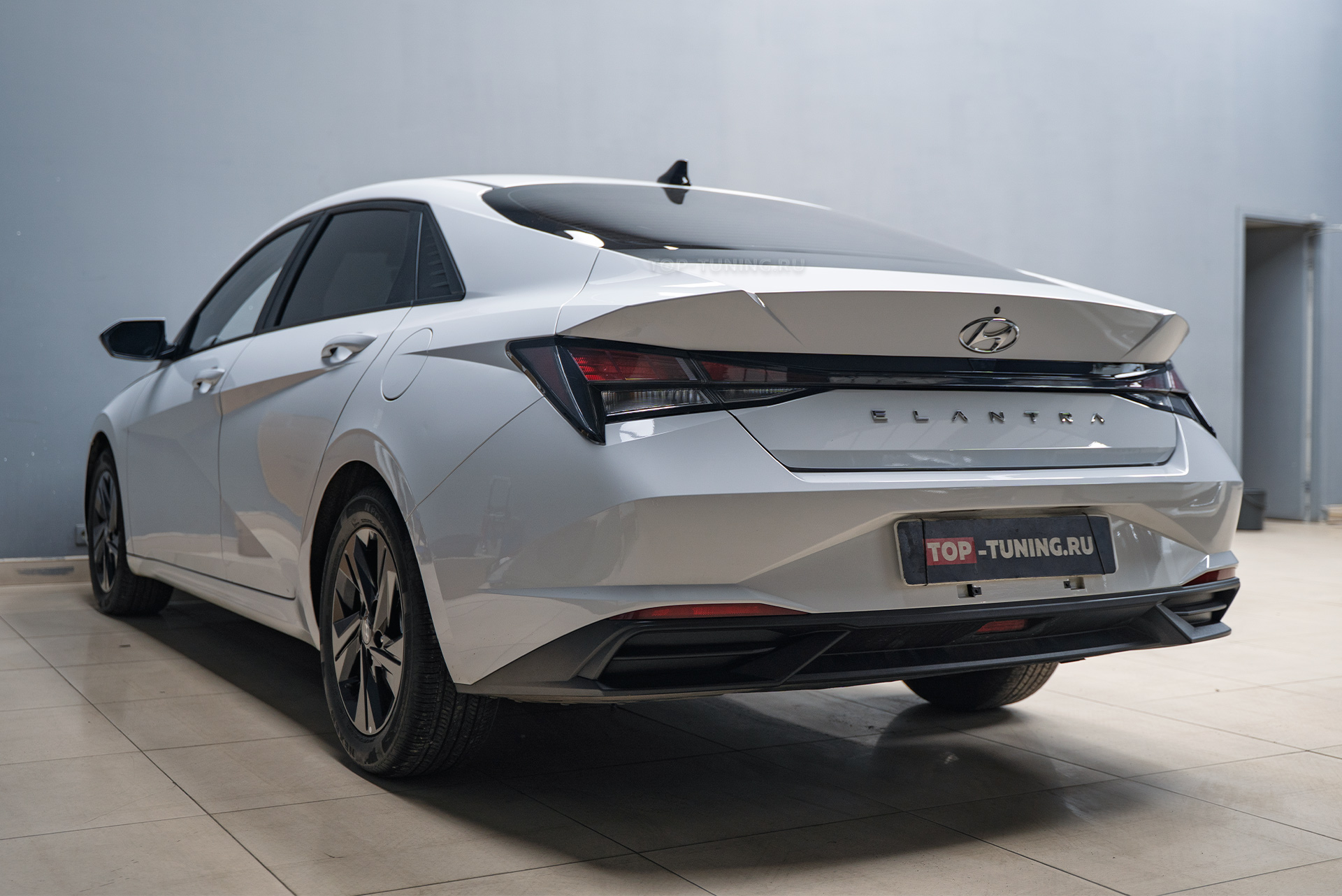 Виброизоляция дверей + атмосферная подсветка салона Hyundai Elantra 2023+