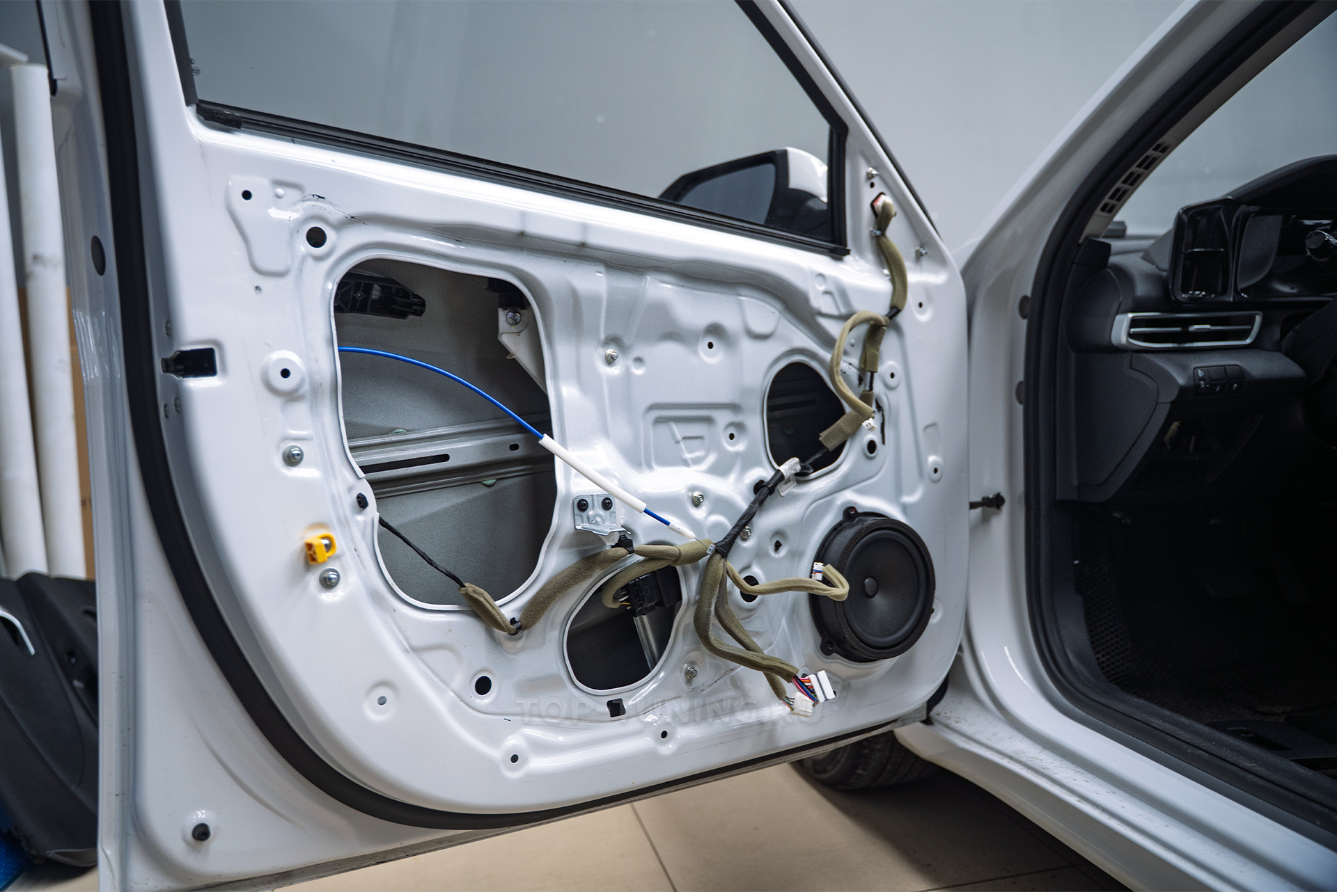 Виброизоляция дверей + атмосферная подсветка салона Hyundai Elantra 2023+