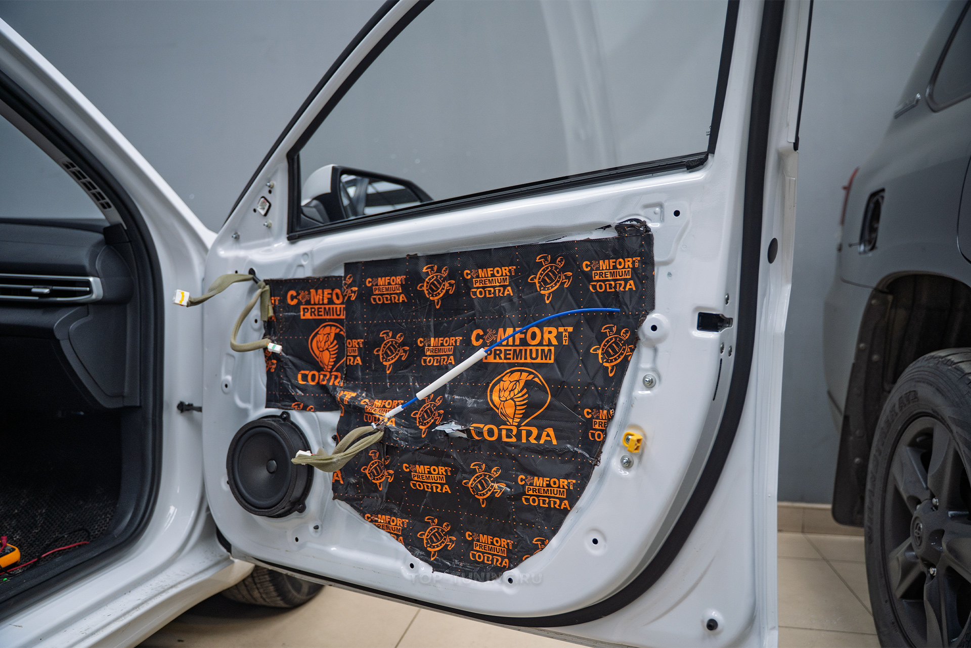 Виброизоляция дверей + атмосферная подсветка салона Hyundai Elantra 2023+