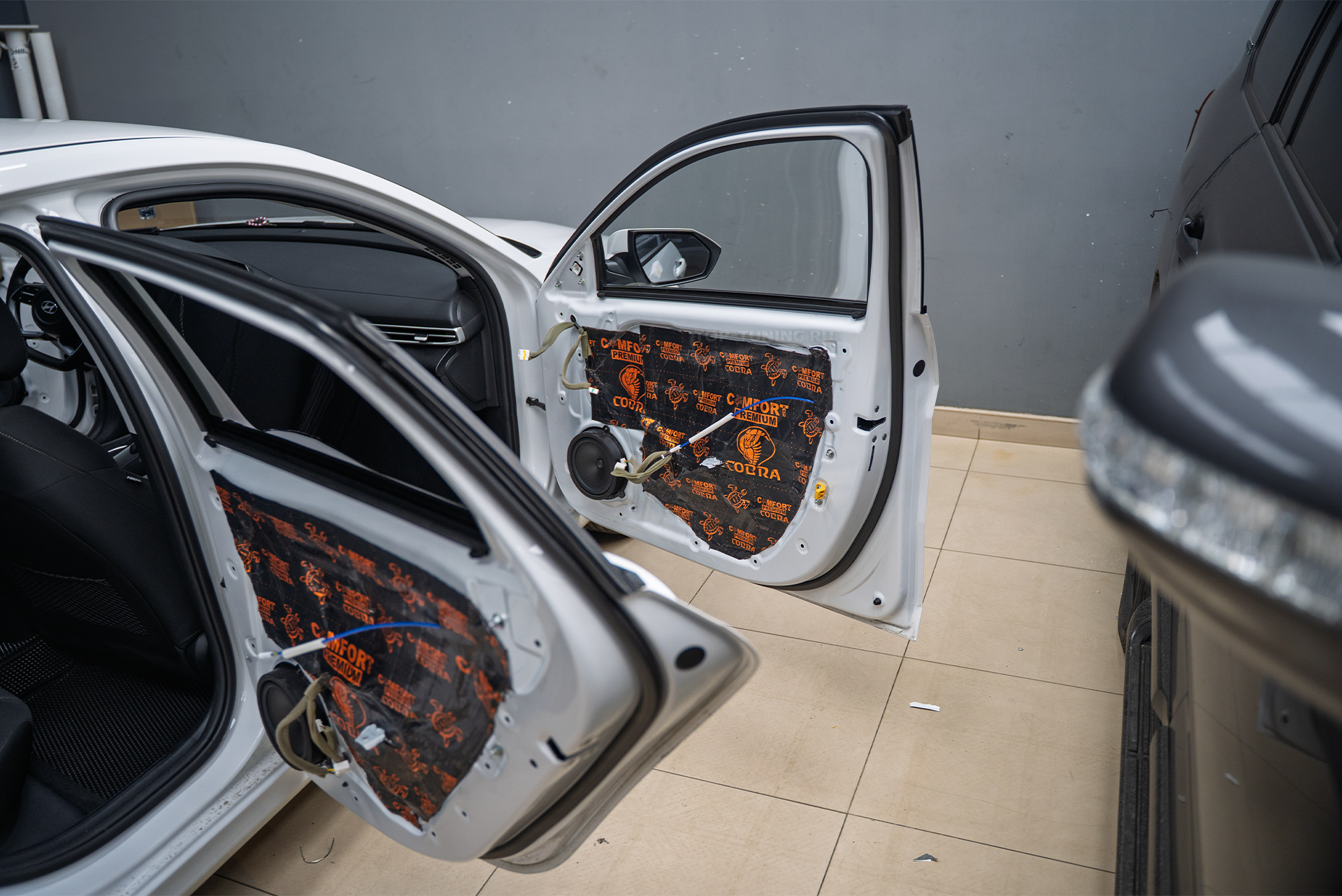 Виброизоляция дверей + атмосферная подсветка салона Hyundai Elantra 2023+