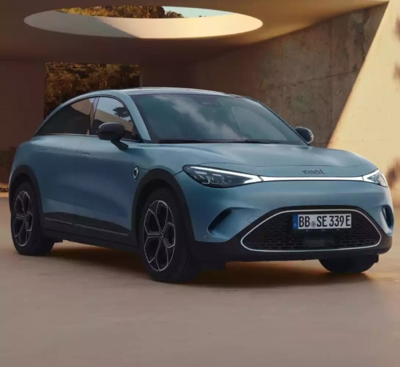 Передняя часть автомобиля представляет собой сплошную полосу света с небольшими решётками воздухозаборников по обеим сторонам и более крупной центральной решёткой в нижней части.