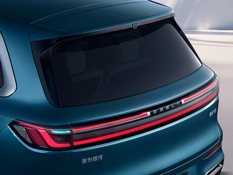 Автомобиль отличается оригинальным дизайном серии M. Спереди расположена сквозная световая полоса, аналогичная той, что установлена на Geely Galaxy M9. Сзади сохранились горизонтальные задние фонари с логотипом «GEELY» в центре и два выпускных отверс