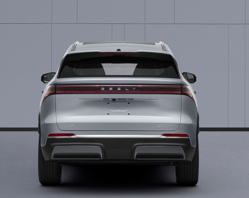 Автомобиль отличается оригинальным дизайном серии M. Спереди расположена сквозная световая полоса, аналогичная той, что установлена на Geely Galaxy M9. Сзади сохранились горизонтальные задние фонари с логотипом «GEELY» в центре и два выпускных отверс