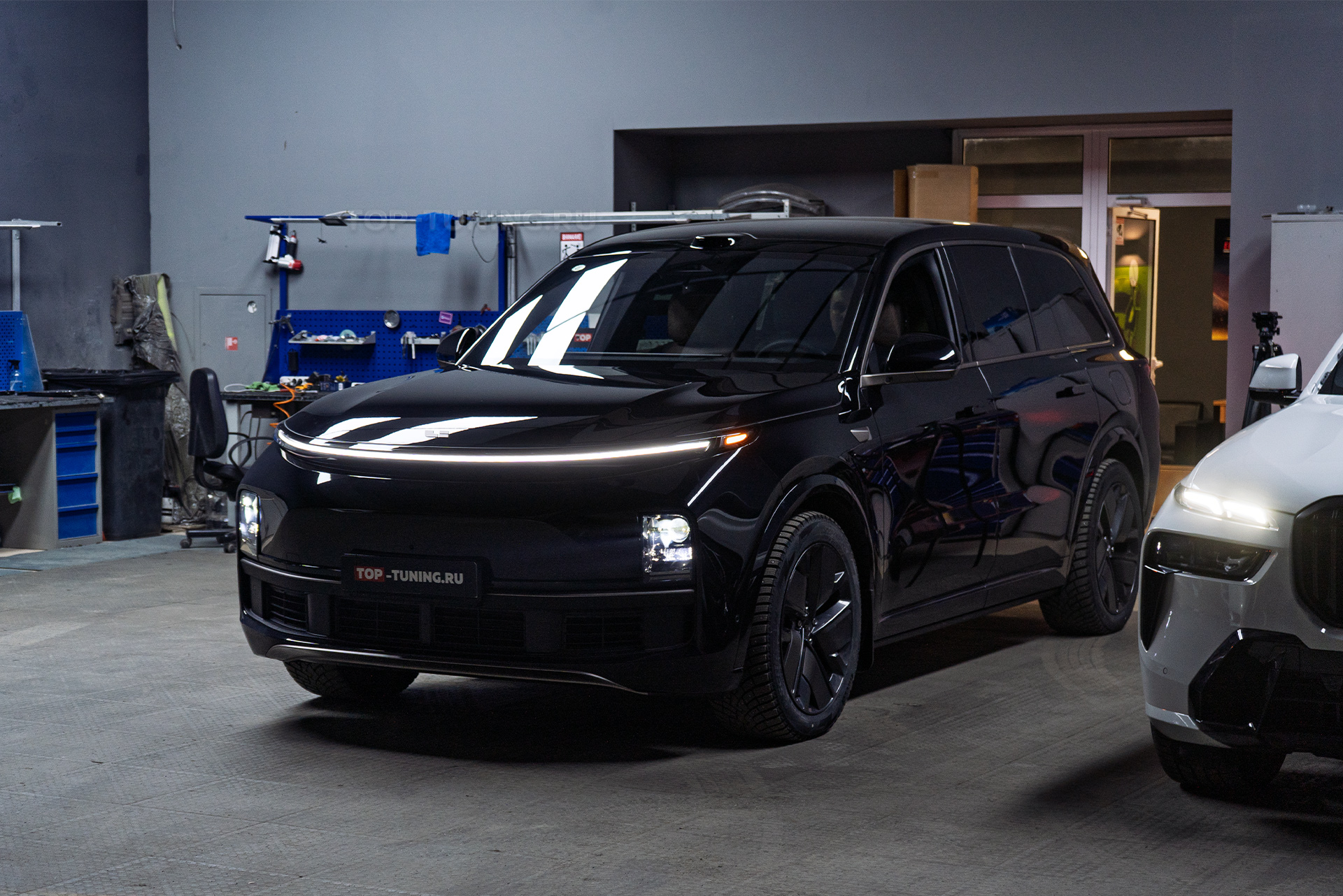 110765 Тюнинг фар Lixiang L9 2025 &ndash; тест-сравнение с оптикой BMW X7 G07 рестайлинг