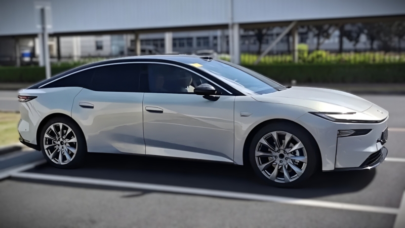 В комплект входит пассажирское сиденье в условиях невесомости с выдвижной подставкой для ног, а все четыре основных сиденья поддерживают вентиляцию, обогрев и массаж.