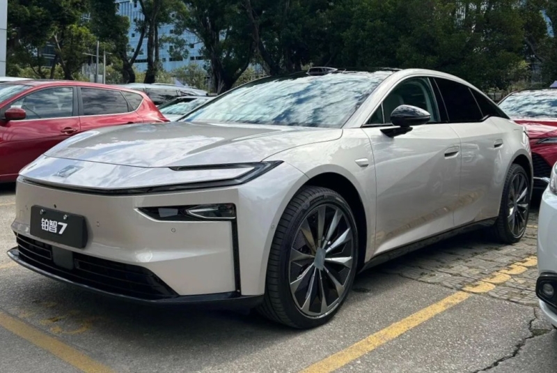 Будут предложены три варианта оформления интерьера с отделкой деревом и широкими кожаными поверхностями, а также многофункциональное рулевое колесо, беспроводная зарядка и физическое распределительное устройство.