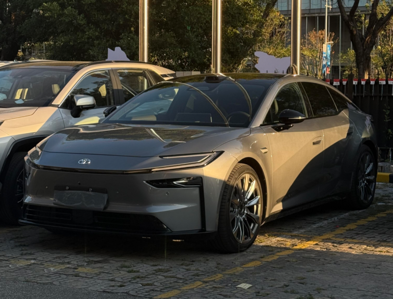 Будут предложены три варианта оформления интерьера с отделкой деревом и широкими кожаными поверхностями, а также многофункциональное рулевое колесо, беспроводная зарядка и физическое распределительное устройство.