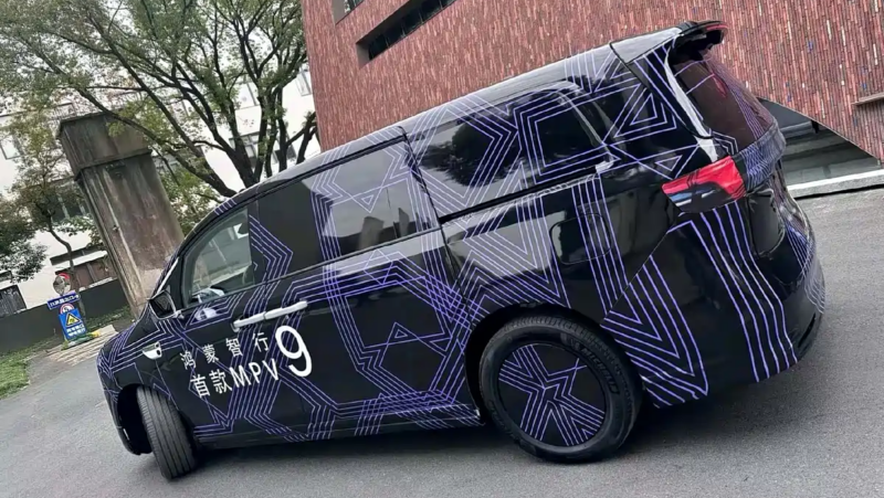 Буква «V» в названии Luxeed V9 означает «Победа», а цифра «9» обозначает его статус технического флагмана в линейке продуктов Harmony Intelligent Mobility Alliance. Судя по просочившимся шпионским фотографиям и официальным намёкам, Luxeed V9 получит 