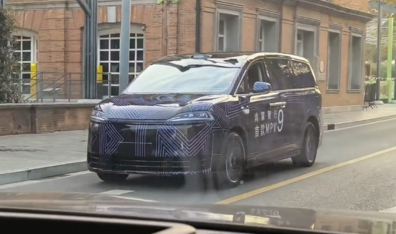 Презентация модели запланирована на весну 2026 года, а выход на рынок ожидается в первой половине того же года. Luxeed V9 позиционируется как технический флагман, объединяющий автомобильные технологии Huawei.