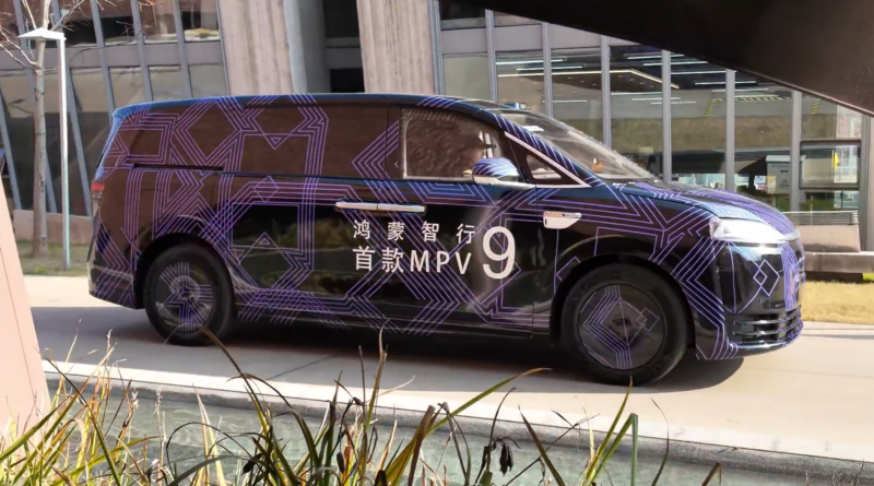 Презентация модели запланирована на весну 2026 года, а выход на рынок ожидается в первой половине того же года. Luxeed V9 позиционируется как технический флагман, объединяющий автомобильные технологии Huawei.