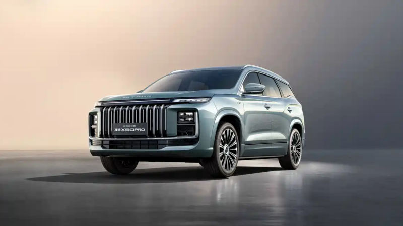 Новый X90 Pro отличается стильным дизайном с большой решёткой радиатора, украшенной вертикальными хромированными планками. Габариты внедорожника составляют: