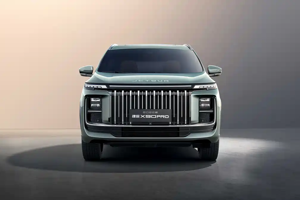 Новая модель, доступная в пяти конфигурациях, предлагается по цене от 135 900 до 167 900 юаней (от 1,48 до 1,83 млн рублей).