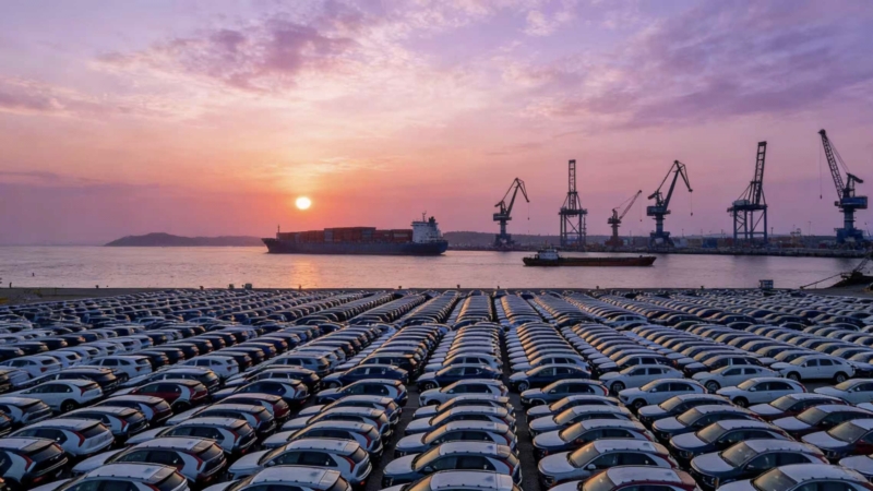 Продажи автомобилей в Китае в первую неделю декабря упали на 32% в годовом исчислении до 297 000 единиц