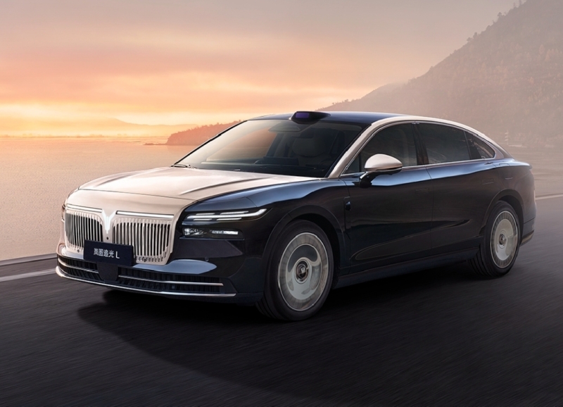 Под центральной консолью встроен холодильник объёмом 6,6 л с температурным диапазоном от -6 ? до 50 ?.