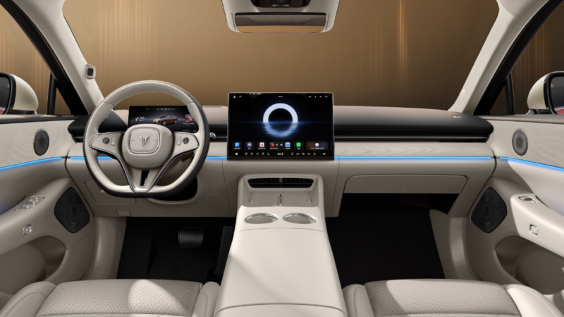 Максимальная мощность двигателя и крутящий момент составляют 105 кВт (141 л. с.) и 220 Нм, в то время как мощность переднего и заднего электродвигателей составляет 150 кВт (201 л. с.)/300 Нм и 230 кВт (308 л. с.)/395 Нм соответственно.