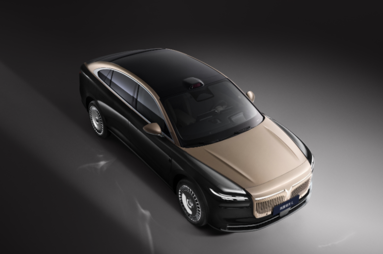 Под центральной консолью встроен холодильник объёмом 6,6 л с температурным диапазоном от -6 ? до 50 ?.