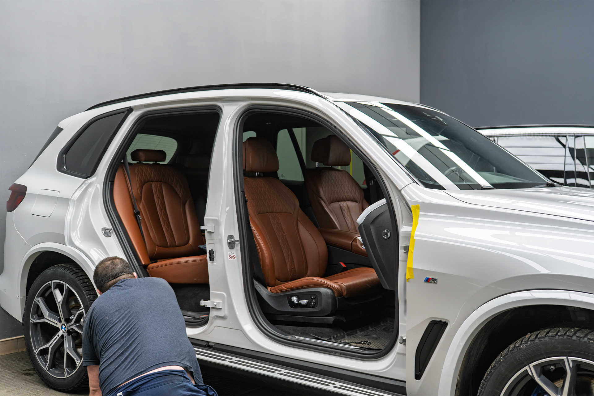 Монтаж силовых порогов-ступеней для BMW X5 G05 110793 Монтаж силовых порогов-ступеней для BMW X5 G05