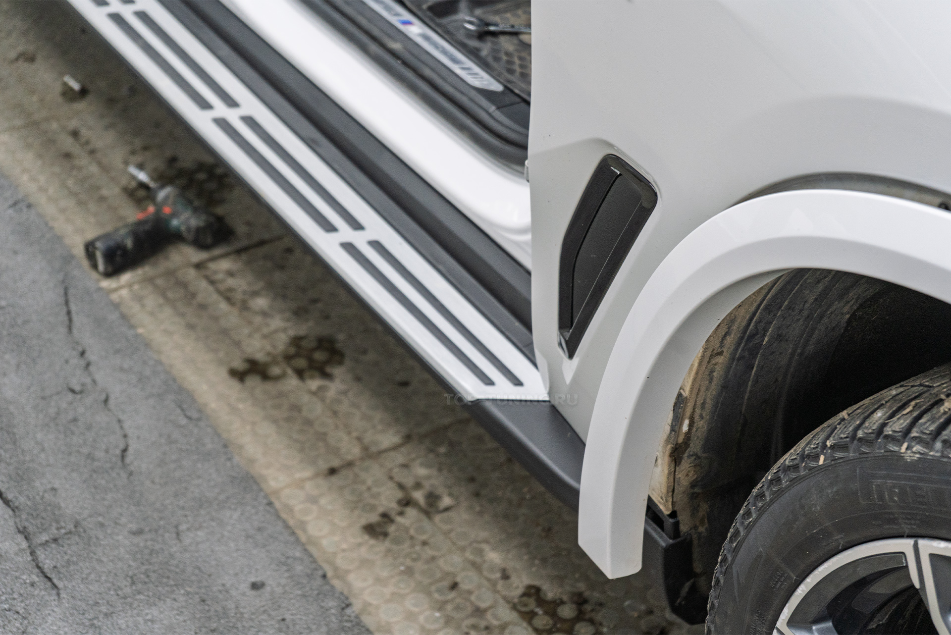 110793 Монтаж силовых порогов-ступеней для BMW X5 G05 Монтаж силовых порогов-ступеней для BMW X5 G05